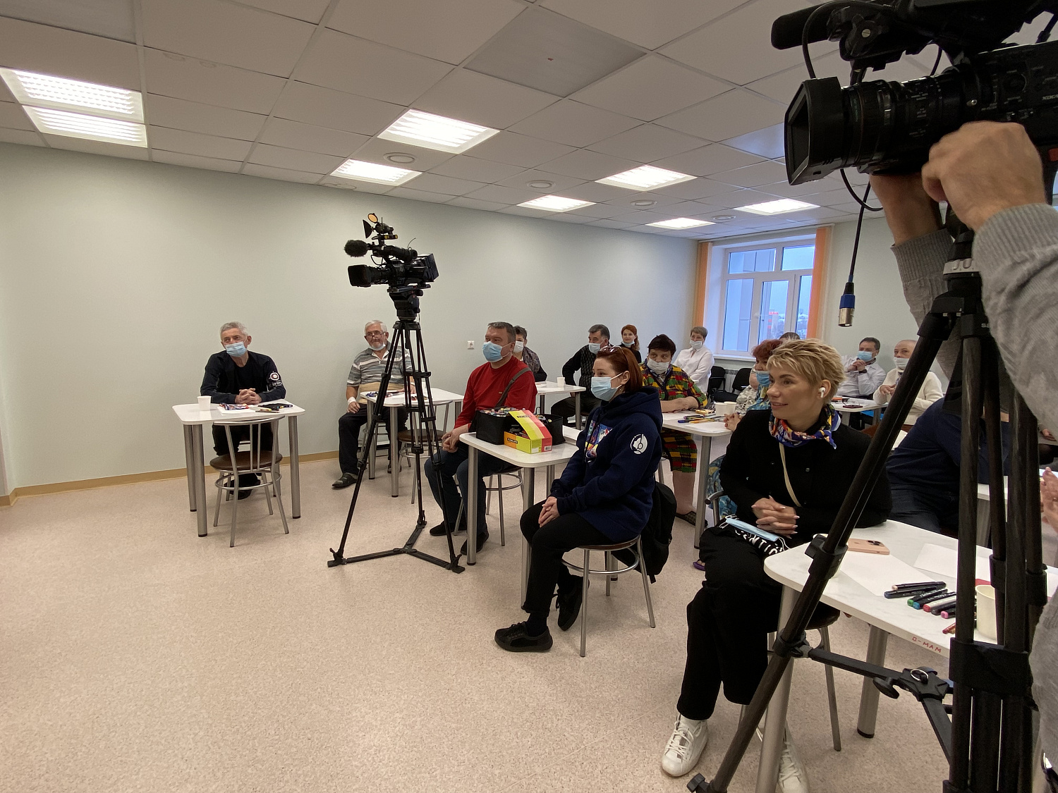 Представители благотворительного фонда «Uniti» встретились с пациентами Сургутской окружной клинической больницы. Миссия мероприятий Фонда – эмоциональная поддержка людей с онкологическми заболеваниями посредством творческих занятий и вдохновляющих встреч
